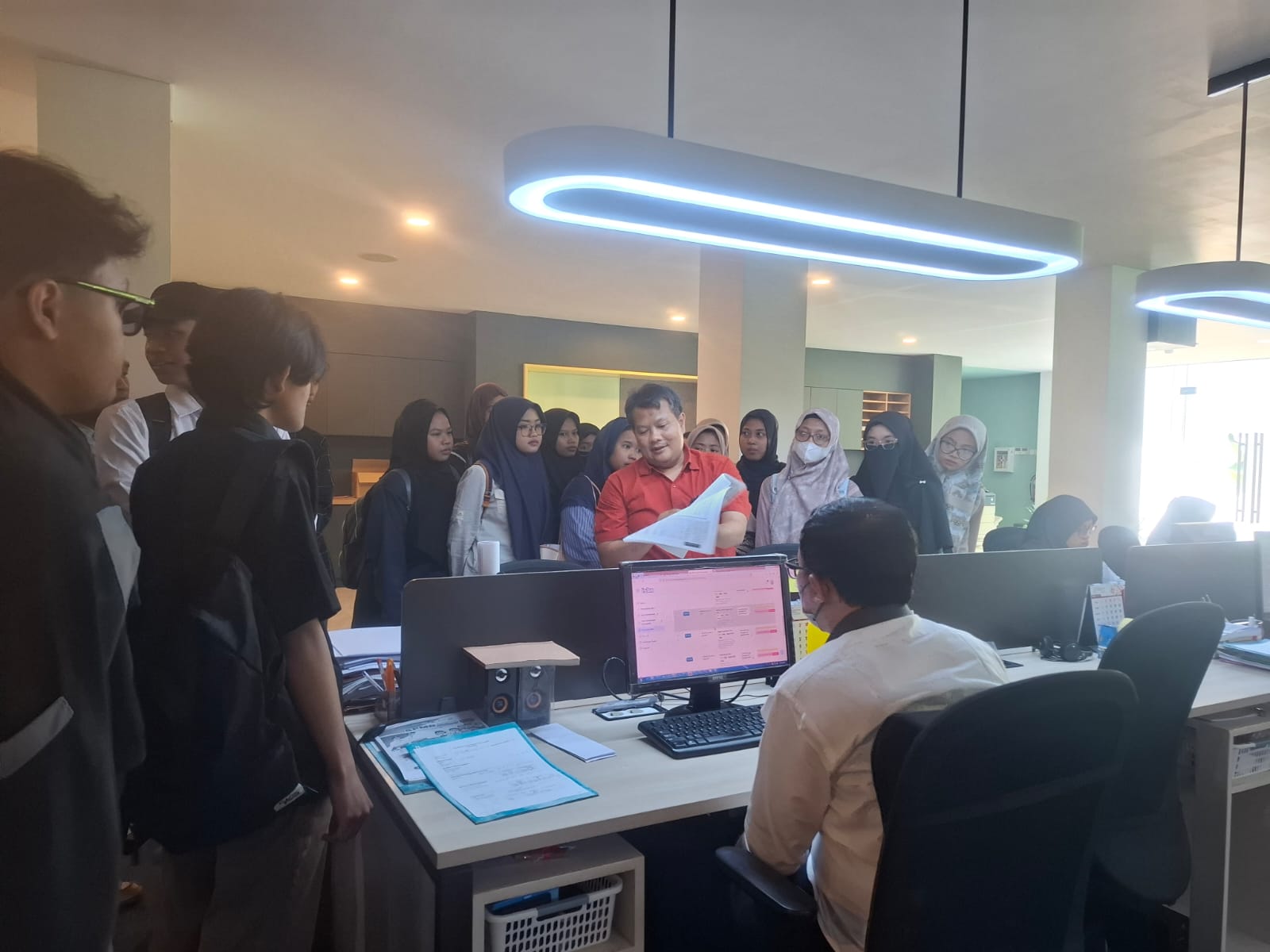 Perluas Wawasan Lapangan Kerja di Bidang Pencetakan Al-Qur'an, IAT Mengajak Mahasiswa Kunjungi PT. Tiga Serangkai Solo